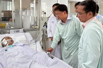 Lãnh đạo TPHCM thăm, động viên 5 nạn nhân vụ cháy ở Chợ Lớn