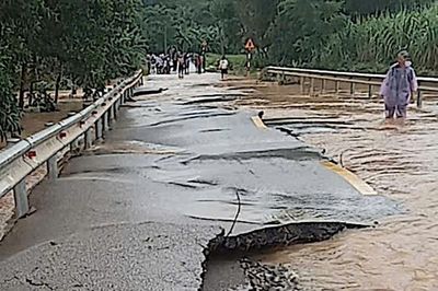 Cập nhật tình hình thiệt hại do mưa lớn trên các tuyến đường tại miền Trung
