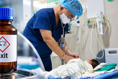 Nhỏ nhầm 5 giọt axit vào miệng con khiến bé 1 tháng tuổi sùi bọt mép