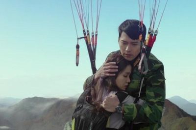 Son Ye Jin hé lộ câu chuyện phía sau cảnh ôm Hyun Bin trong 'Hạ cánh nơi anh'