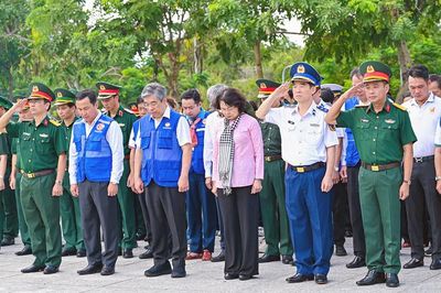 Đoàn công tác Trung ương và TP.HCM tưởng niệm các Anh hùng liệt sĩ tại Côn Đảo