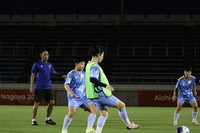 ĐT nữ Việt Nam đến Osaka, dồn sức cho trận quyết định với Thái Lan