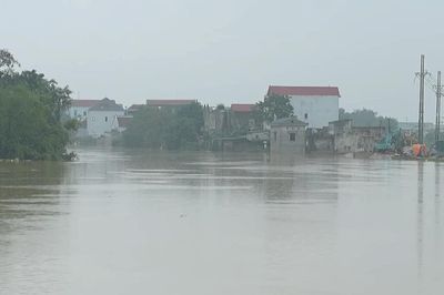 [Video] Mưa lũ làm hơn 16.000 căn nhà bị ngập, 3 người tử vong