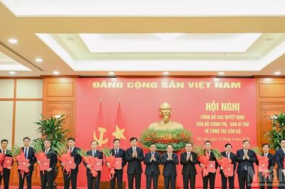 [Ảnh] Thường trực Ban Bí thư Trần Cẩm Tú trao các Quyết định của Bộ Chính trị, Ban Bí thư về công tác cán bộ