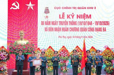 Thượng tướng Đỗ Xuân Tụng dự Lễ đón nhận Huân chương Quân công hạng Ba của Cục Chính trị Quân khu 2
