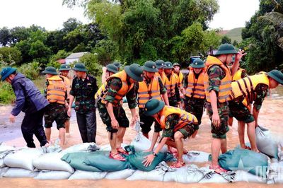 Bộ đội Quân đoàn 12 nỗ lực giúp dân chống ngập lụt