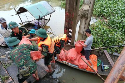 Cán bộ, chiến sĩ Lữ đoàn Phòng không 241 (Quân đoàn 12) khẩn trương khắc phục hậu quả mưa lũ