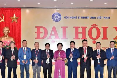 Bà Trần Thị Thu Đông tiếp tục được bầu giữ chức Chủ tịch Hội Nghệ sĩ Nhiếp ảnh Việt Nam