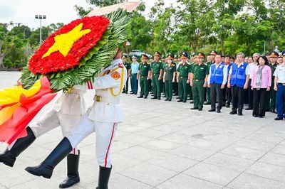 Đoàn công tác Trung ương và TPHCM dâng hương Anh hùng liệt sĩ tại Côn Đảo