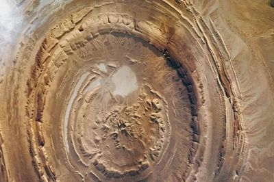 'Con mắt' rộng 40 km mở trừng trừng giữa Sahara thực ra là cái gì?