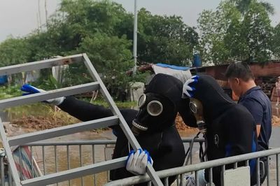Người nhái tìm kiếm nam sinh nghi mất tích khi qua đường ngập ở Hà Nội