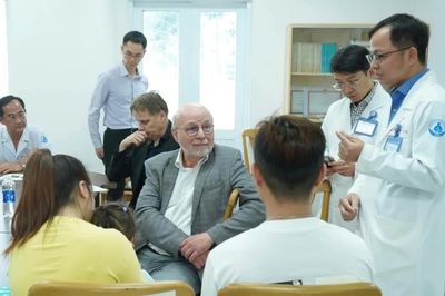 Lần đầu tiên tại Việt Nam, hai trẻ điếc bẩm sinh được cấy thân não thính giác