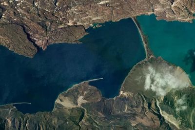 Dải đất kỳ lạ chia đôi hai hồ khác màu ở Patagonia