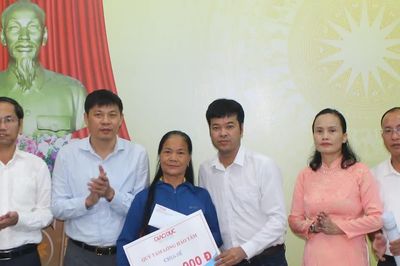 Hơn 42 triệu đồng đến với bé gái lớp 5 mắc ung thư, mồ côi cha mẹ
