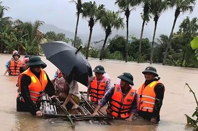 Bộ đội chủ động ứng phó với mưa lớn, căng mình giữ đê, giúp dân tránh ngập