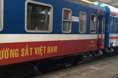 Mưa lũ gây gián đoạn đường sắt Bắc - Nam, nhiều chuyến tàu bị hủy