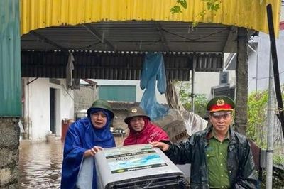 Mưa lũ dâng cao, Công an Hà Nội xuyên đêm ứng trực tại các điểm xung yếu, hỗ trợ người dân
