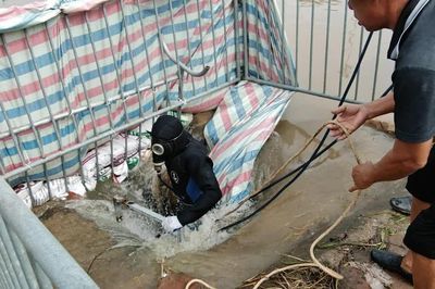 Hà Nội: Người nhái lặn tìm nam sinh nghi mất tích khi đi qua đường ngập