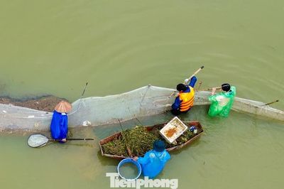 Dầm mình giữa lũ, giữ 15 tấn cá ở ngoại thành Hà Nội