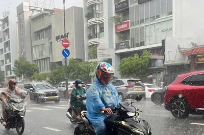 Mưa lớn bất ngờ, ảnh hưởng nhiều tuyến đường ở TP. HCM