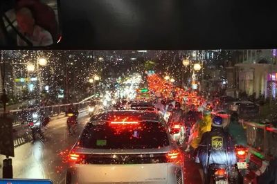 Buýt nhanh BRT bị vây hãm ở các nút giao vào giờ tan tầm thế nào?