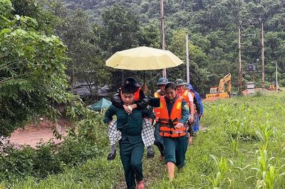Băng suối, vượt cầu đang thi công đưa bệnh nhi đi cấp cứu