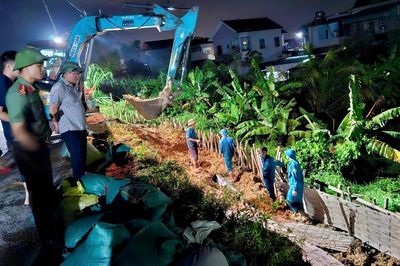 Huy động 100 người xuyên đêm khắc phục mái đê sạt trượt ở Thanh Hóa