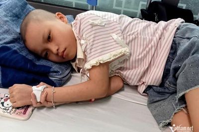 Bé gái 11 tuổi mắc ung thư máu, gia đình bán bò, thế chấp nhà lo viện phí