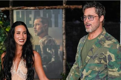 Brad Pitt nắm tay bạn gái kém 27 tuổi không rời giữa lúc gặp chuyện buồn