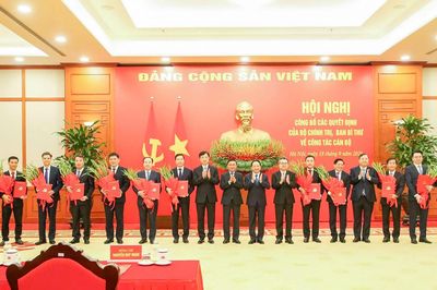 Công bố 12 quyết định của Bộ Chính trị, Ban Bí thư về công tác cán bộ