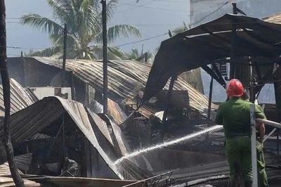 Đang trên đường đưa dâu, nhận tin 4 căn nhà liền nhau bị cháy rụi