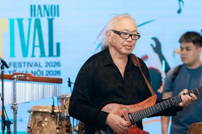 Bí mật đằng sau màn biến hóa guitar thành đàn bầu của nhạc sĩ Nguyên Lê