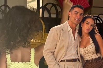 Con gái Ronaldo lấy túi Hermes tiền tỷ làm đồ chơi