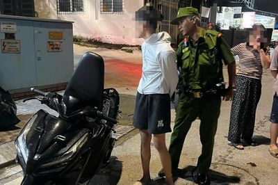 Ngăn nhóm thanh, thiếu niên mang kiếm giải quyết mâu thuẫn