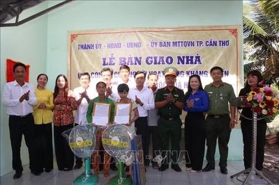 Bàn giao nhà cho con đẻ người hoạt động kháng chiến bị nhiễm chất độc hóa học