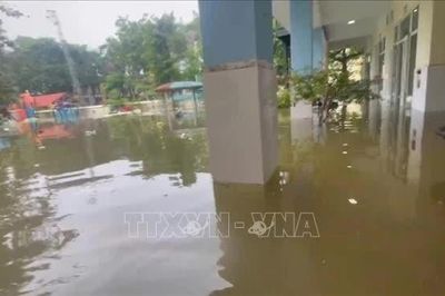 Trường học ngoại thành Hà Nội vẫn bị ngập sâu do mưa lớn