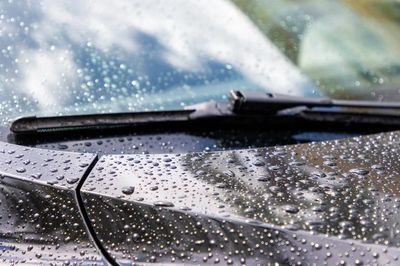Các nhà khoa học phát hiện mưa làm hỏng lớp sơn bằng tia sét siêu nhỏ