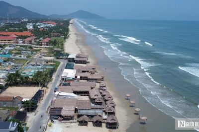 Chùm ảnh: Hàng quán lấn bãi biển ở 'vịnh đẹp thế giới' trước ngày bị tháo dỡ