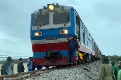 Ngành đường sắt ngừng chạy nhiều chuyến tàu Bắc-Nam do mưa lũ