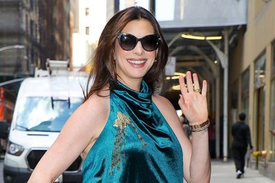 Anne Hathaway khoe vẻ sang trọng với sắc xanh teal