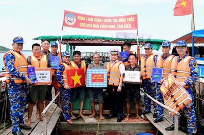 Vùng 1 Hải quân tặng quà thiết yếu động viên ngư dân yên tâm vươn khơi bám biển