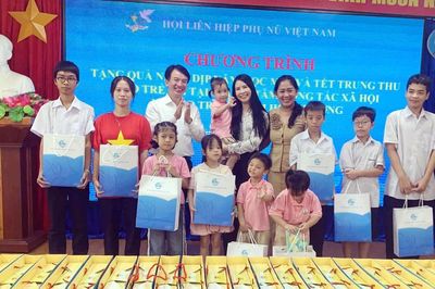 Phó Chủ tịch Thường trực Hội LHPN Việt Nam Trần Lan Phương tặng quà phụ nữ, trẻ em khó khăn ở Hải Phòng