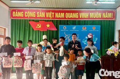 Đỡ đầu 4 học sinh có hoàn cảnh khó khăn ở xã biên giới Ea Bung