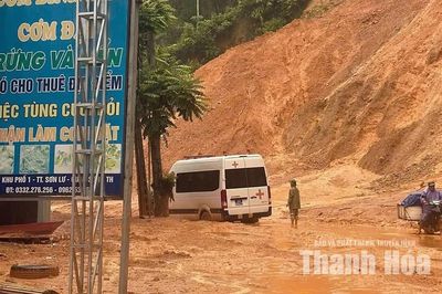 Giải cứu xe cứu thương mắc kẹt do sạt lở trên Quốc lộ 217