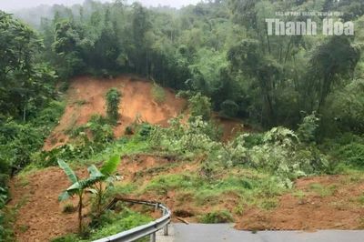 Quốc lộ 16 qua bản Mè Giàng, xã Yên Khương bị chia cắt
