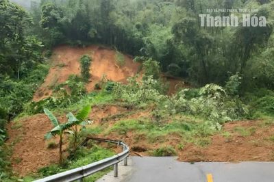 Quốc lộ 16 qua bản Mè Giàng, xã Yên Khương bị chia cắt