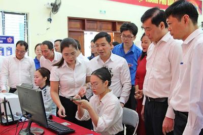 Phường Vũ Ninh ra mắt mô hình hỗ trợ dịch vụ công trực tuyến tại khu dân cư