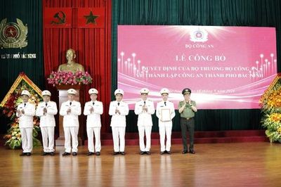 Công bố quyết định thành lập Công an thành phố Bắc Ninh và 12 công an phường