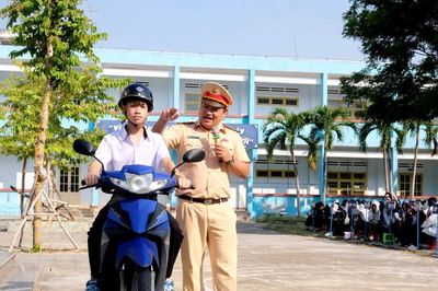 Học sinh tham gia giao thông an toàn
