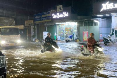 Mưa lớn gây ngập cục bộ đường Bùi Văn Hòa
